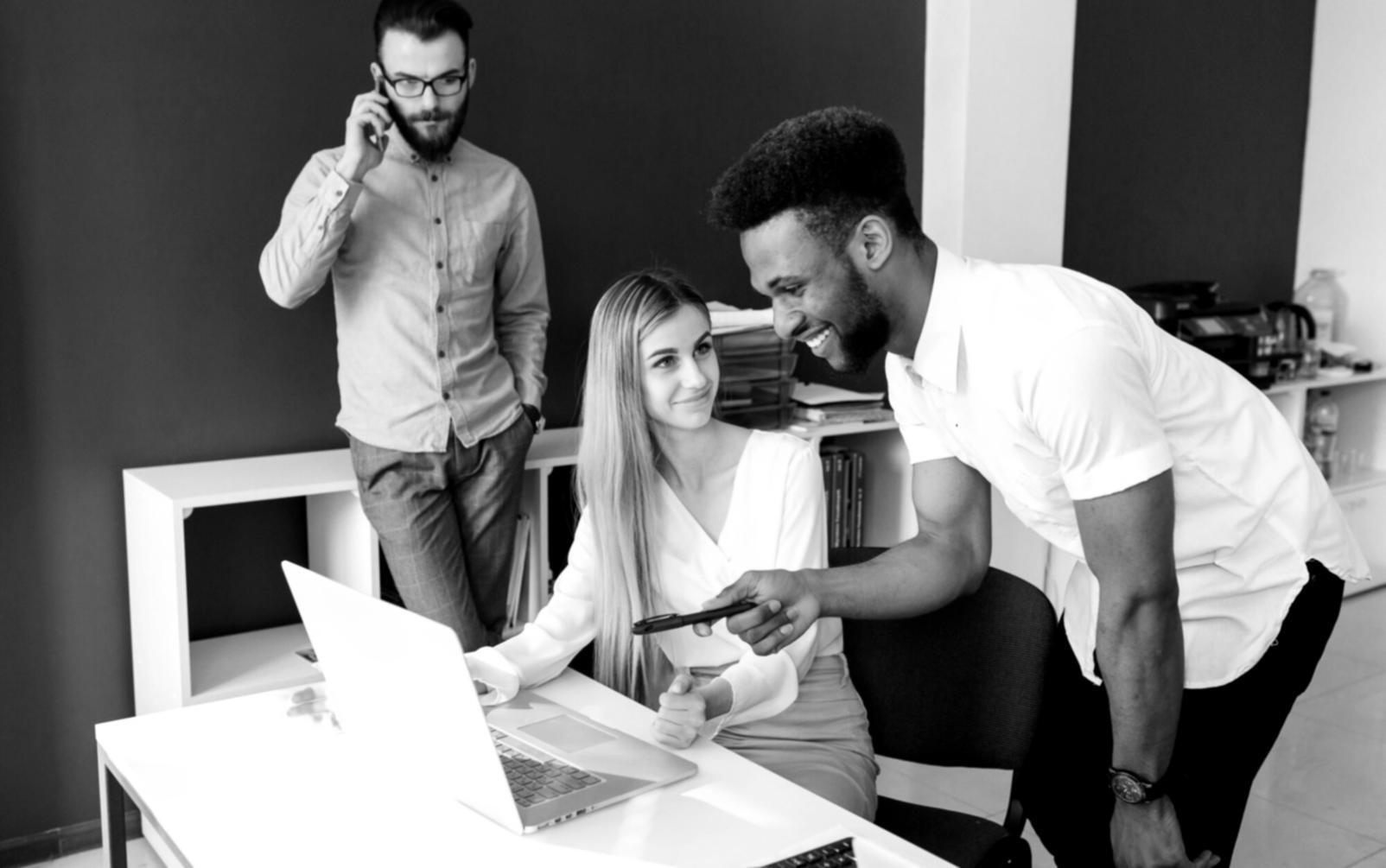 Espace de travail moderne avec ordinateur et documents financiers