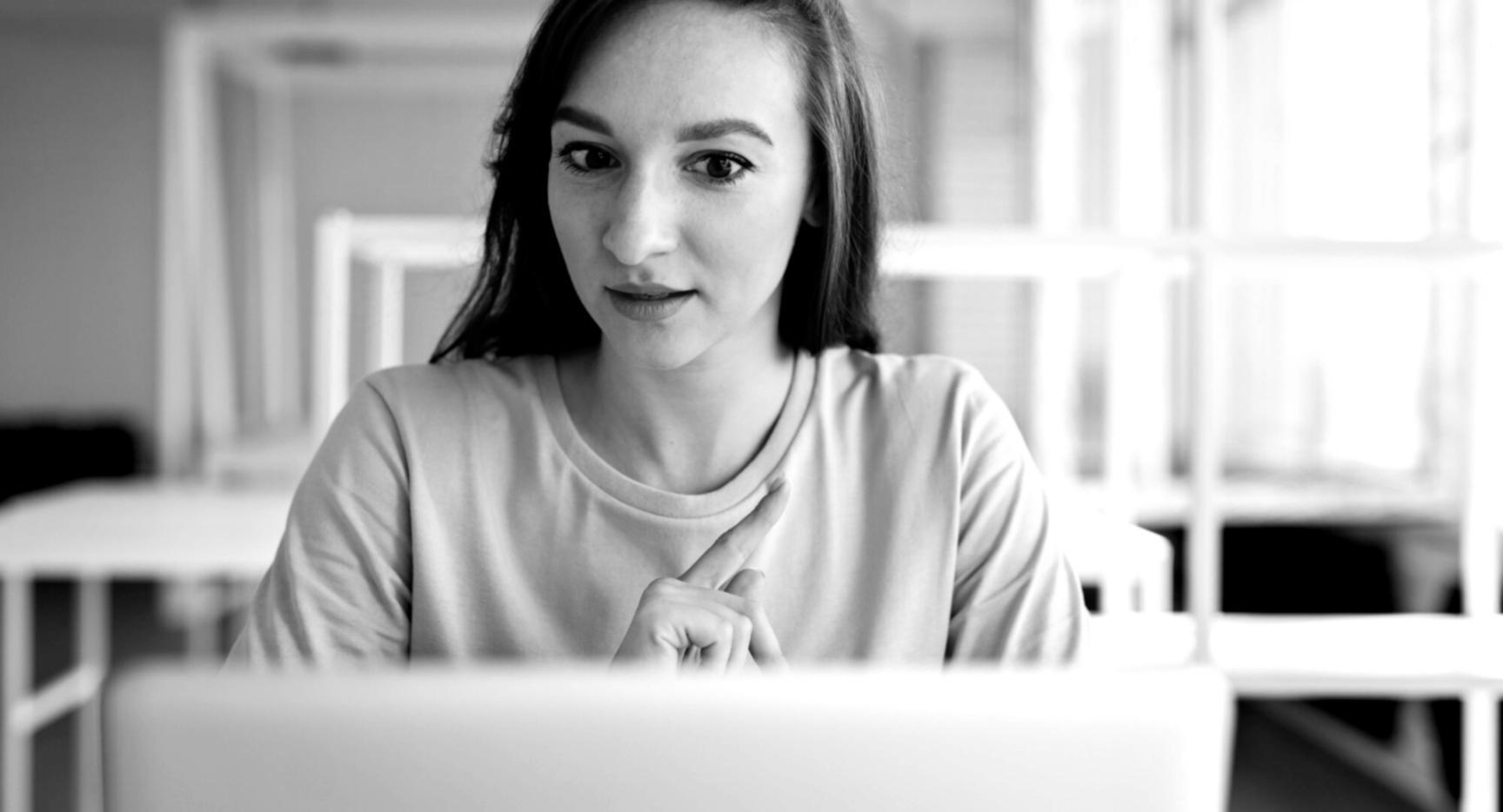 Bureau moderne avec documents financiers et ordinateur portable